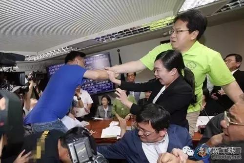 *进党民**的“野蛮游戏”,让昔日“战友”黄国昌哭红了脸