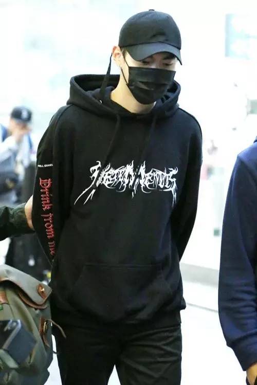 vetements卫衣为什么这么受欢迎,vetements破领卫衣怎么穿