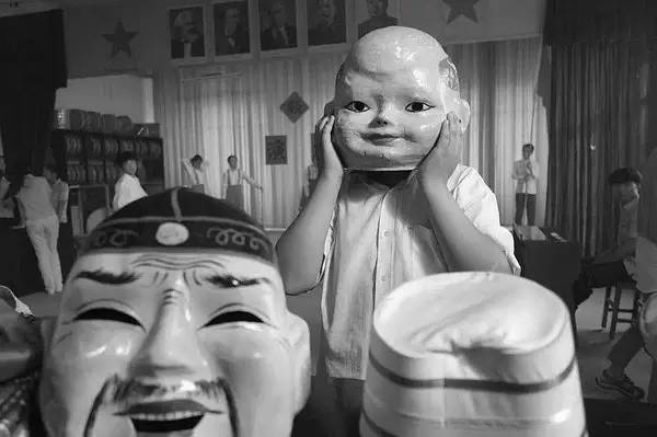 《黑处有什么》：中国式“少女的*启蒙性**之旅”