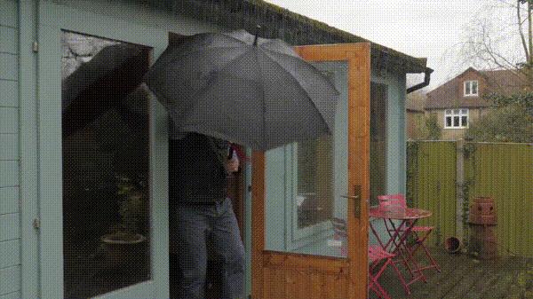 原来这么多年，我们都不会用伞？反着打开才是打伞的正确方式啊！