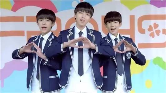 最近很火的那个微笑表情包,微笑比心表情包代表什么