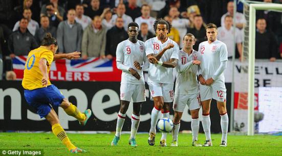 门将失误伊布头球破门,像伊布一样踢球