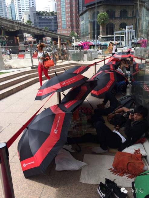 全球都在抢的KenzoxHM，然而再帅穿上也变村炮