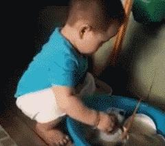 搞笑GIF动态图来袭：小萝莉倒牛奶，场面有点控制不住啊