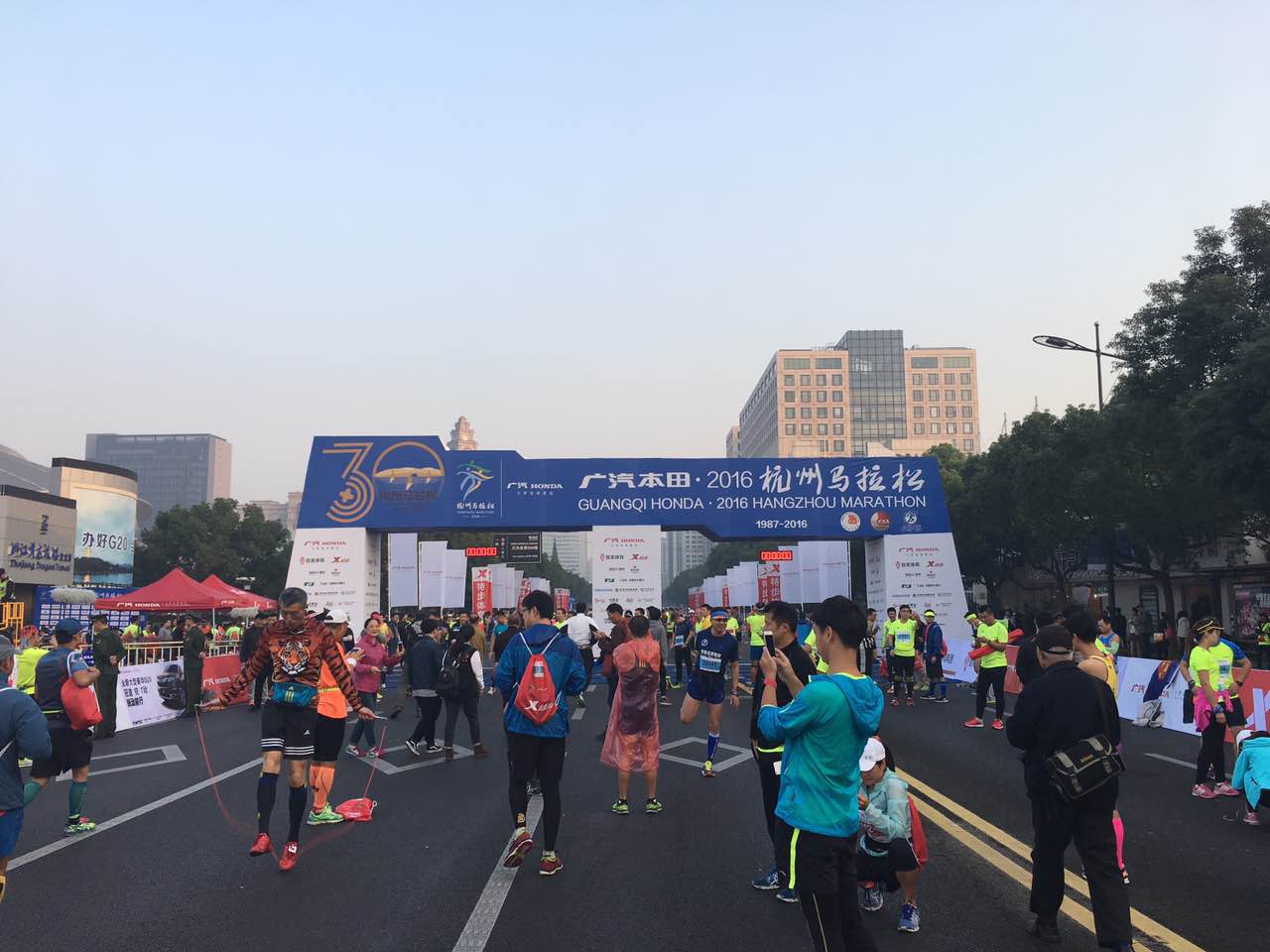 小微拼尽洪荒之力，全程记录杭马！杭州人30年前这样开跑