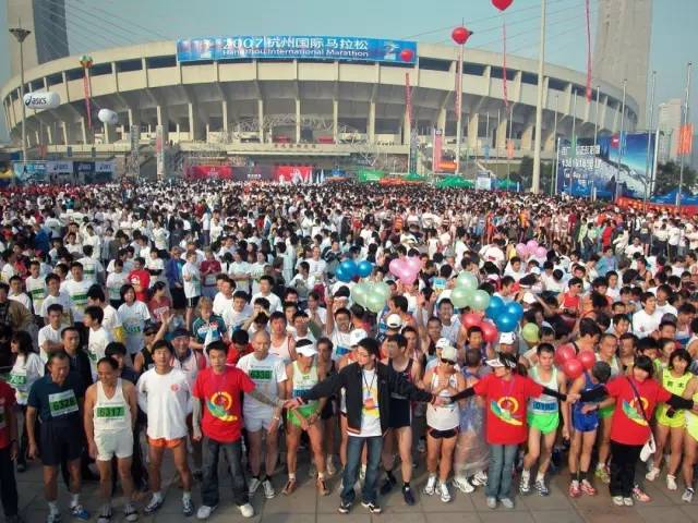 小微拼尽洪荒之力，全程记录杭马！杭州人30年前这样开跑