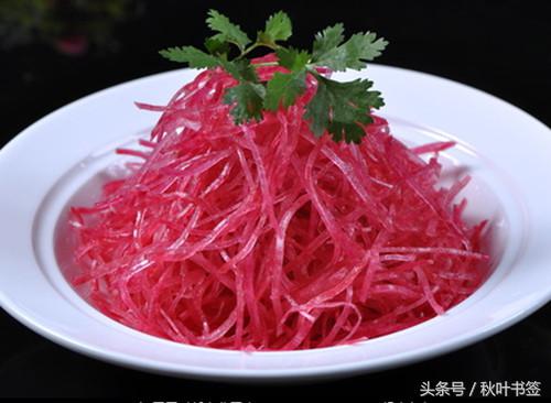 半庄萝卜名曰“关公脸”，瓤子洁白从里到外连带红丝，崩脆鲜甜