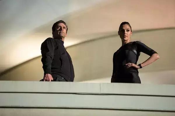 放着间谍这份很有前途的职业,为什么要当逗比呢