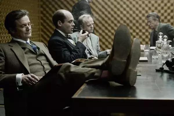 放着间谍这份很有前途的职业,为什么要当逗比呢