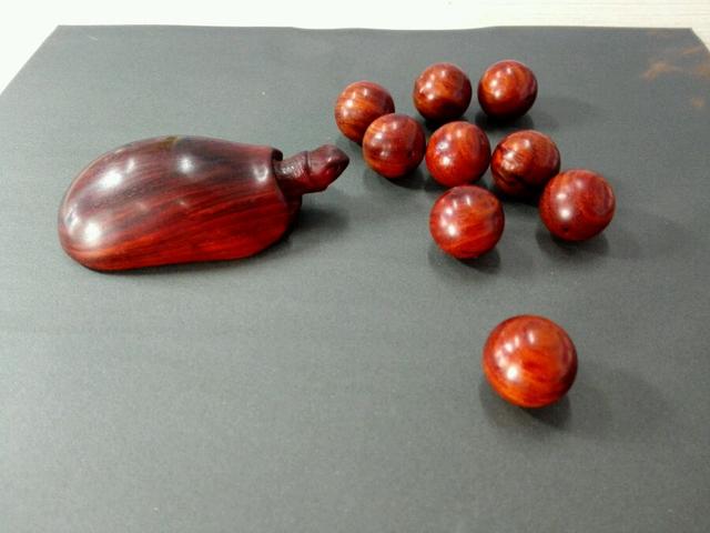 从朋友那抢了块料子,心情不好雕个乌龟王八蛋!