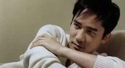 网友说,他的眼神无法以言语来形容