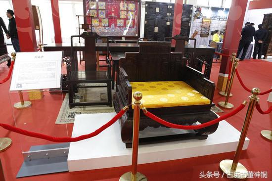 他把亚马逊河上的5000只塑料瓶变成艺术品！