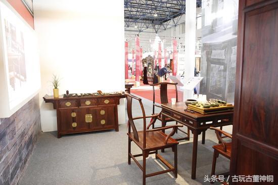 他把亚马逊河上的5000只塑料瓶变成艺术品！