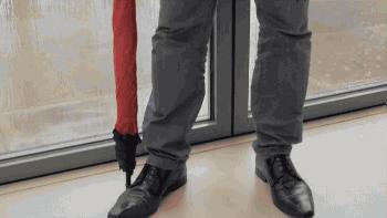 原来这么多年，我们都不会用伞？反着打开才是打伞的正确方式啊！