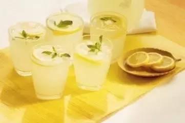 每天喝茶一个月能减多少斤 (3天只喝茶可以瘦多少斤)