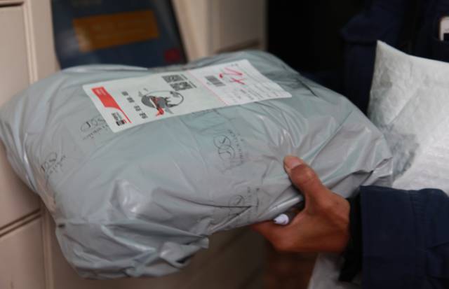 快递员月薪过万为什么依旧缺人,快递员工资不足5000