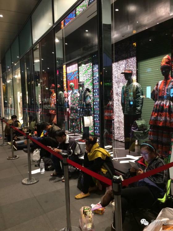 全球都在抢的KenzoxHM，然而再帅穿上也变村炮