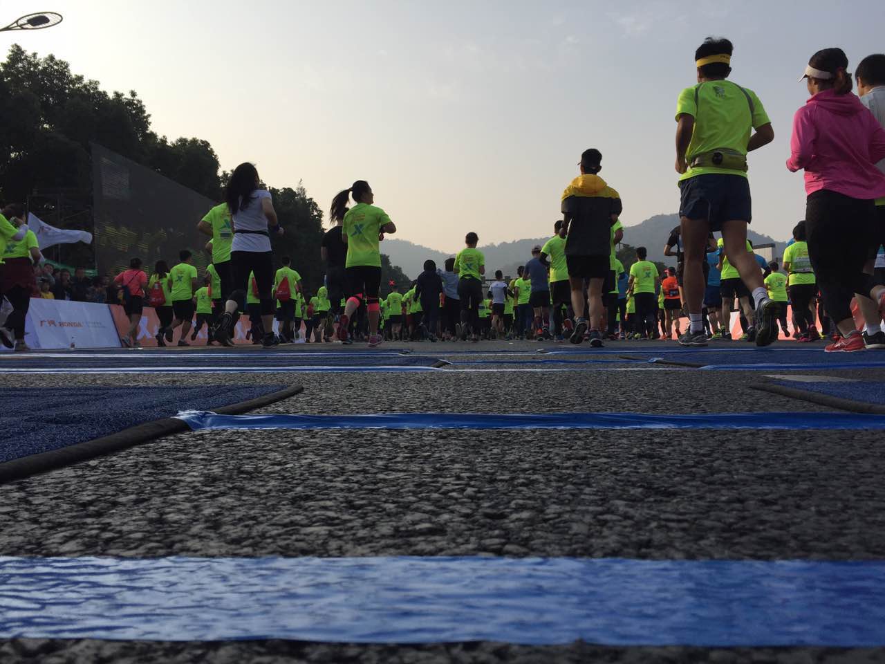 小微拼尽洪荒之力，全程记录杭马！杭州人30年前这样开跑