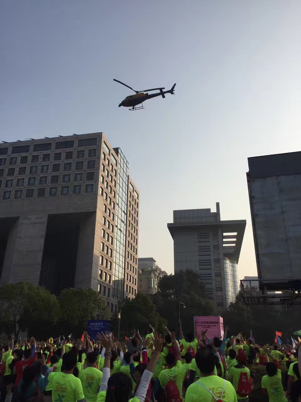 小微拼尽洪荒之力，全程记录杭马！杭州人30年前这样开跑