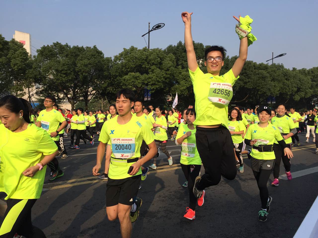 小微拼尽洪荒之力，全程记录杭马！杭州人30年前这样开跑