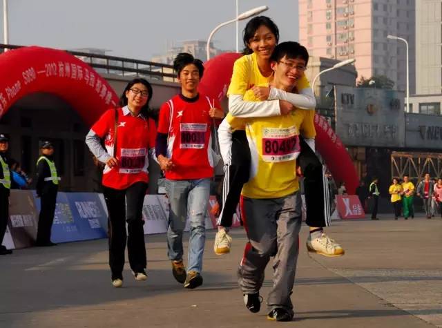 小微拼尽洪荒之力，全程记录杭马！杭州人30年前这样开跑