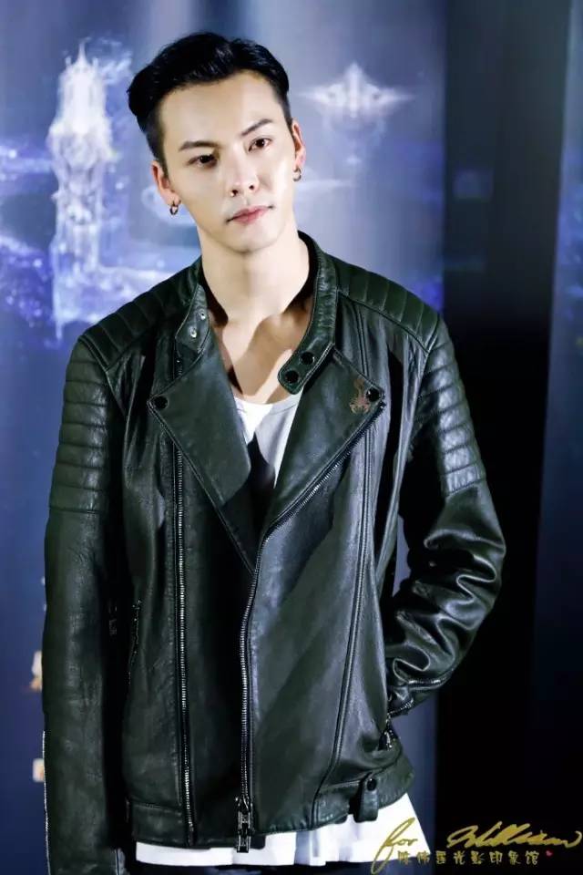 陈伟霆李易峰黑白配表演,李易峰陈伟霆出席活动西服