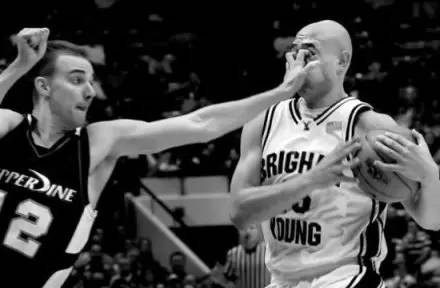 nba遮眼防守是不是犯规,防守遮眼犯规