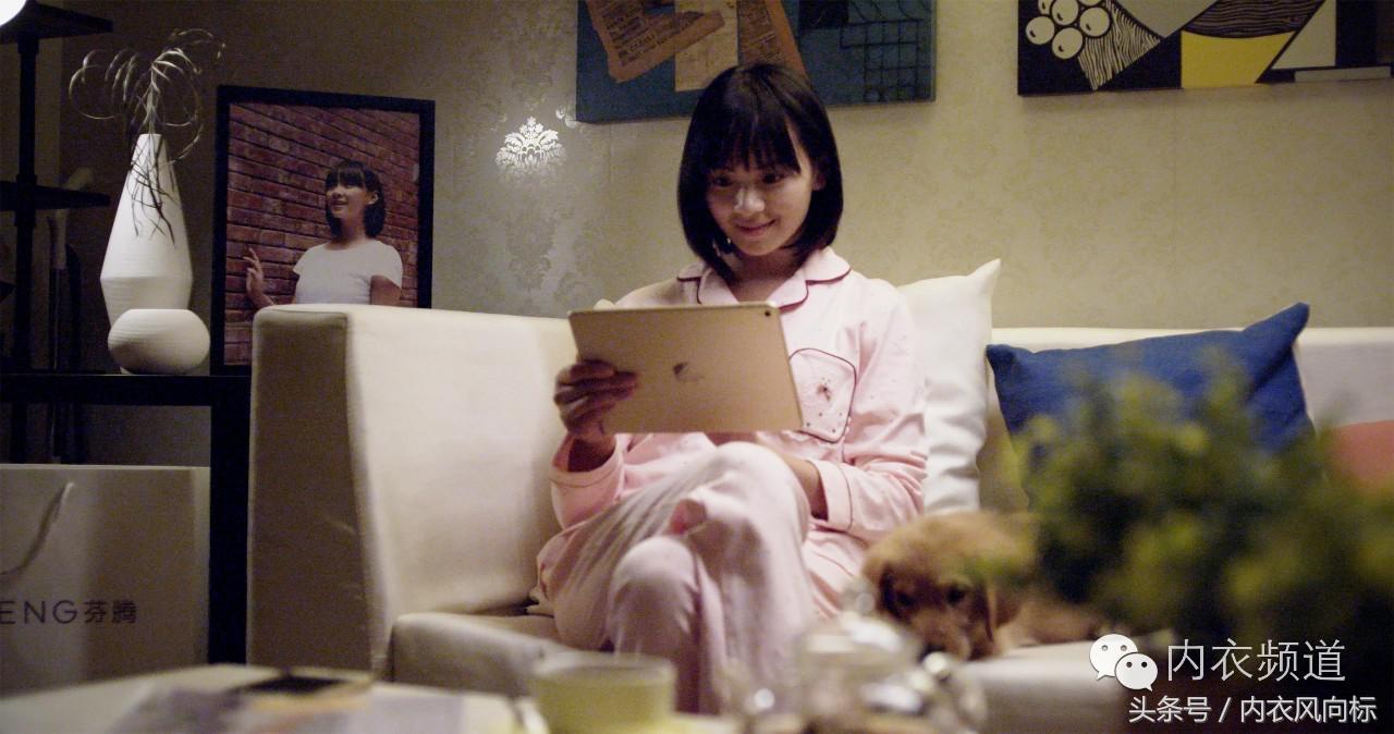 女人、睡衣与狗,芬腾用7分钟讲了一个“忠犬八公”的故事