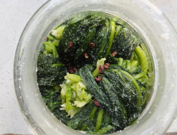 你想不想吃蛋炒饭,雪里红炒肉沫配米饭