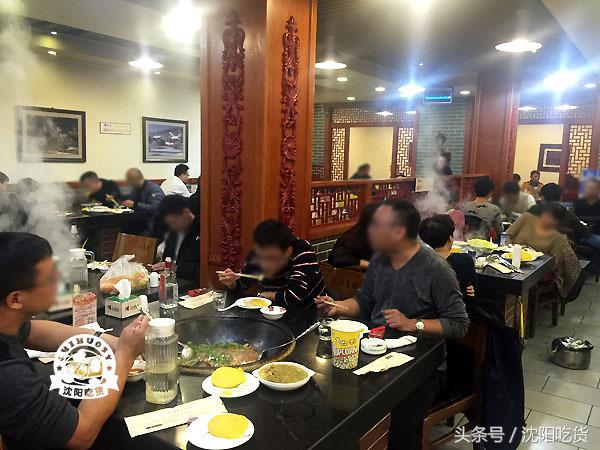 热气腾腾的铁锅炖鱼看起来好美味,铁锅炖鱼真的好吃