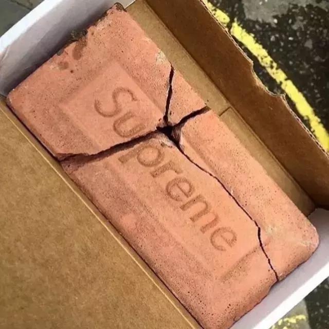 一块700多砖头一个上千的苹果,SUPREME颠覆你的价值观