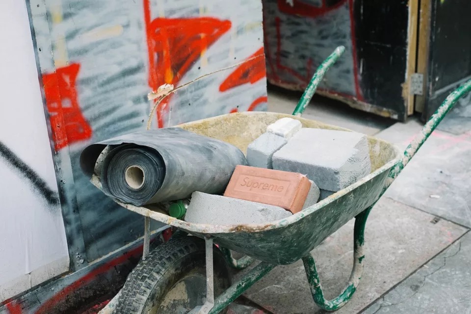 一块700多砖头一个上千的苹果,SUPREME颠覆你的价值观