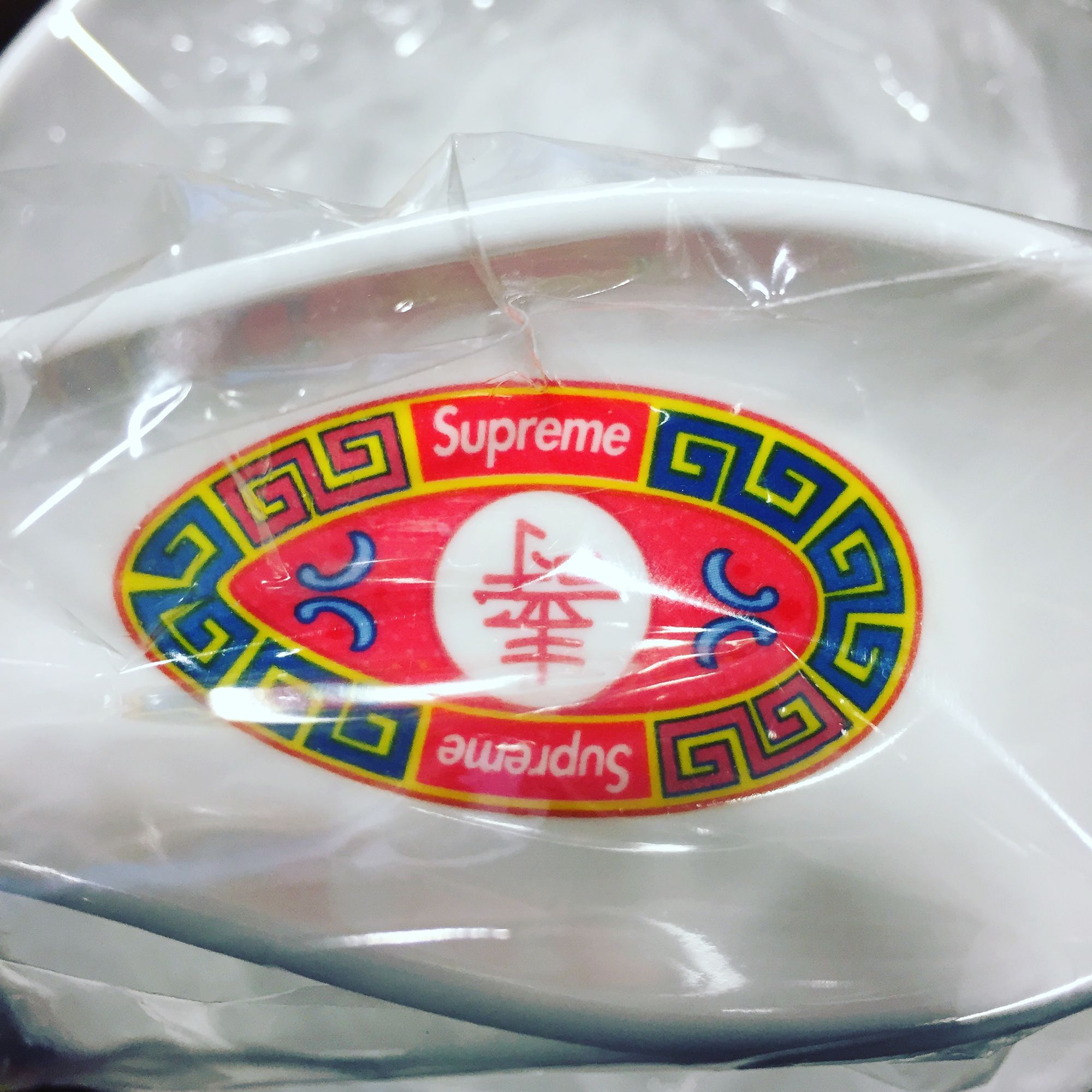 一块700多砖头一个上千的苹果,SUPREME颠覆你的价值观