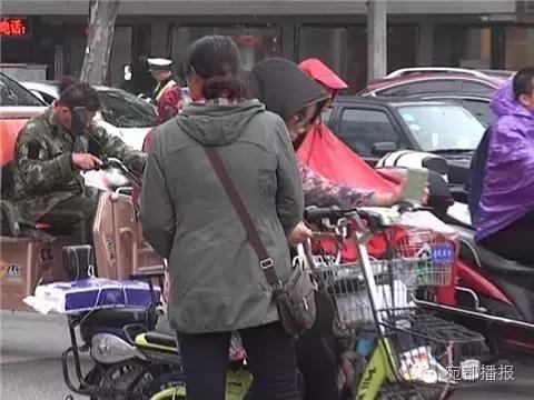 南阳恒大帝景街头发广告宣传单被执法人员抓现行