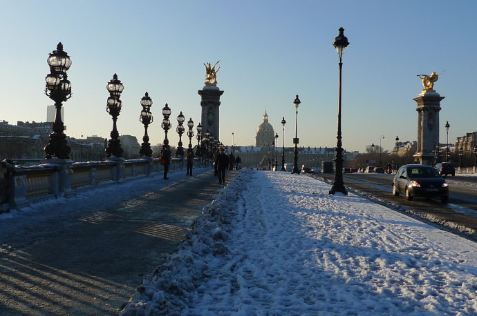 羽绒服moncler带你玩转别样冬日,moncler羽绒服经典款男穿搭