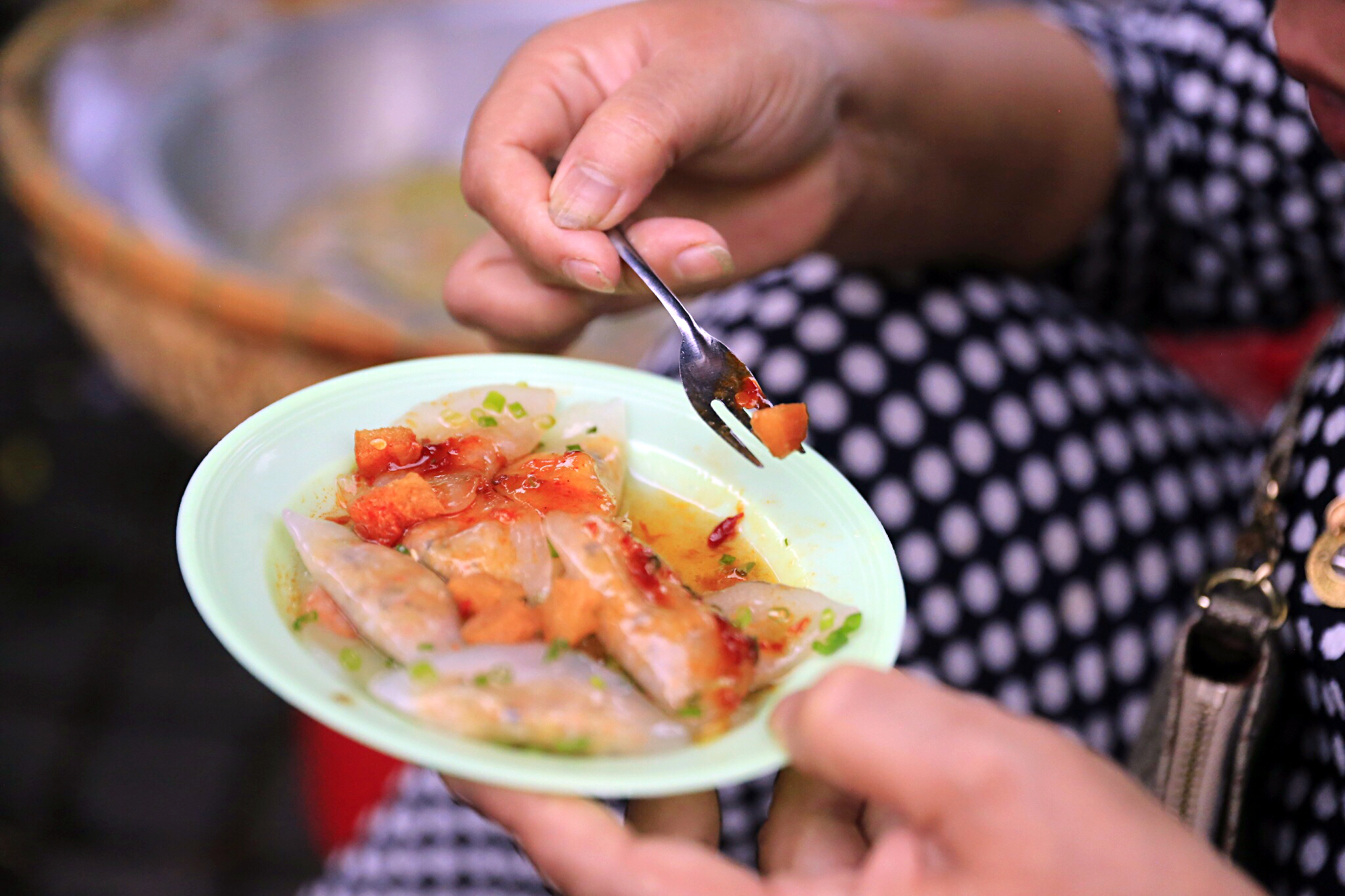 在越南会安古镇，喝一杯柠檬叶荷花茶、拍一次灯笼里的订婚照