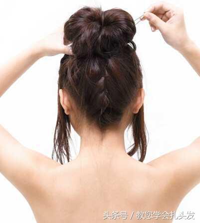 减龄双花苞头的扎法教程,花苞头的简单扎法中长发