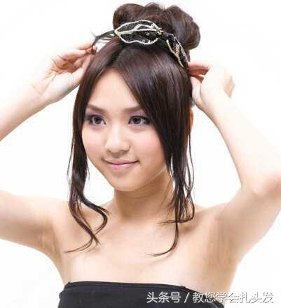 减龄双花苞头的扎法教程,花苞头的简单扎法中长发