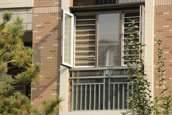 防盗纱窗和隐形纱窗哪个好,金刚网防盗纱窗和隐形纱窗哪个好