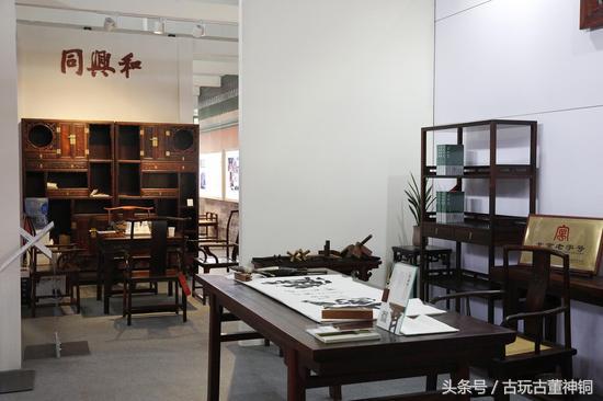 他把亚马逊河上的5000只塑料瓶变成艺术品！