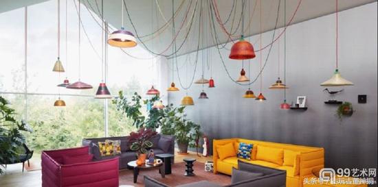 他把亚马逊河上的5000只塑料瓶变成艺术品！