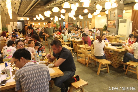 夫妻下岗开家餐馆,夫妻俩摆摊卖牛杂