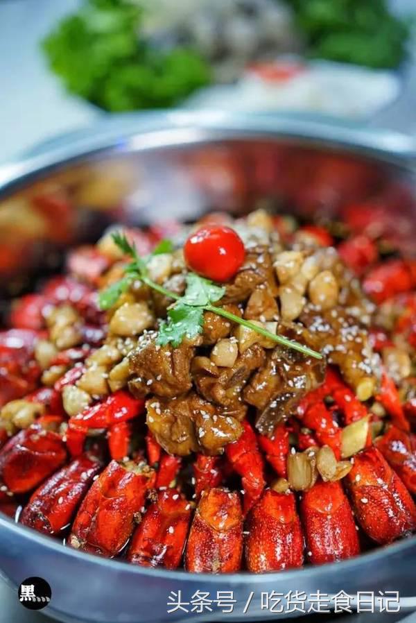 这家店的小龙虾百吃不厌,小龙虾选十三香还是油焖
