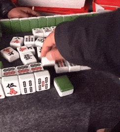 搞笑GIF动态图来袭：小萝莉倒牛奶，场面有点控制不住啊