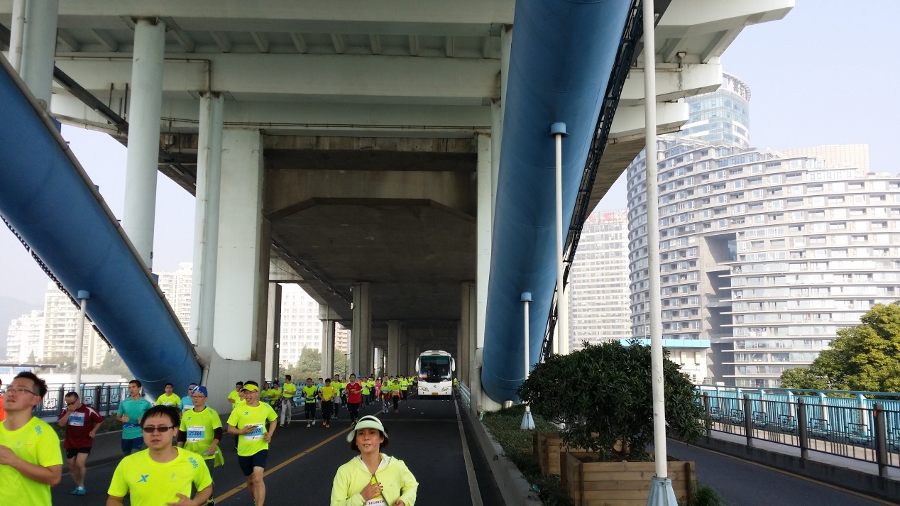 小微拼尽洪荒之力，全程记录杭马！杭州人30年前这样开跑