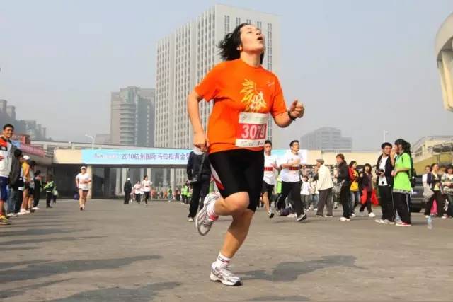 小微拼尽洪荒之力，全程记录杭马！杭州人30年前这样开跑