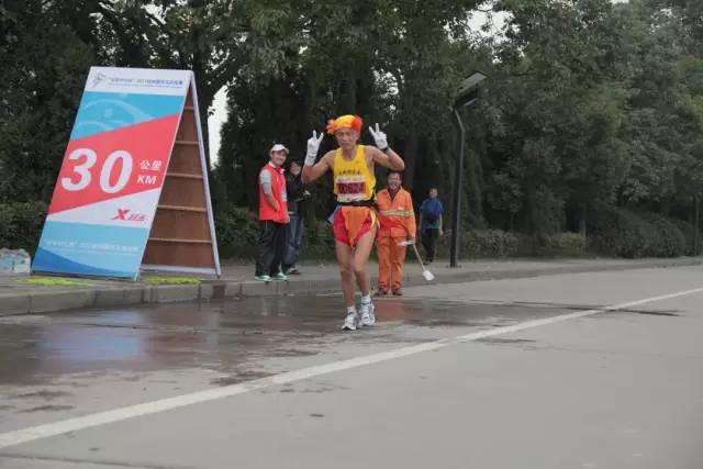 小微拼尽洪荒之力，全程记录杭马！杭州人30年前这样开跑