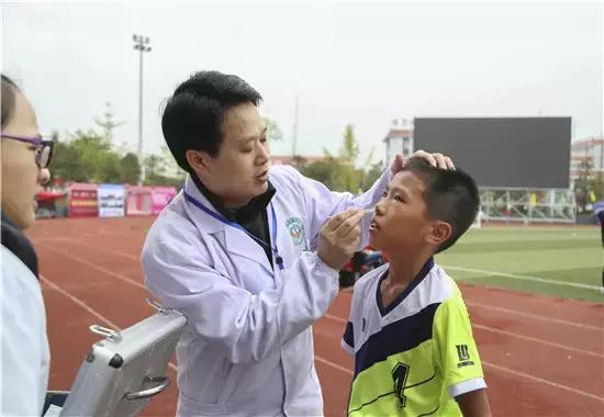 广安：快乐足球“红星”闪耀