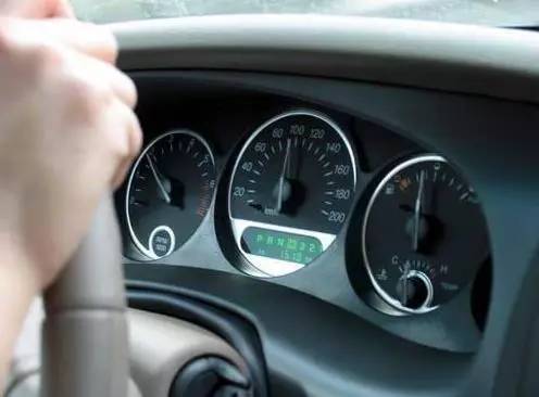 加油黄灯亮了再去加油合适吗,加油亮红灯还能开几公里