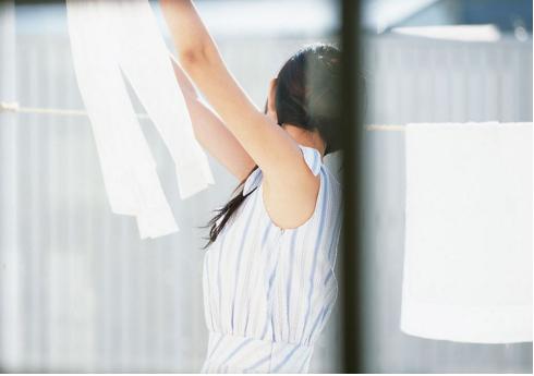 衣服领子越熨烫越起皱怎么办,的确良衣服起皱可以熨烫吗